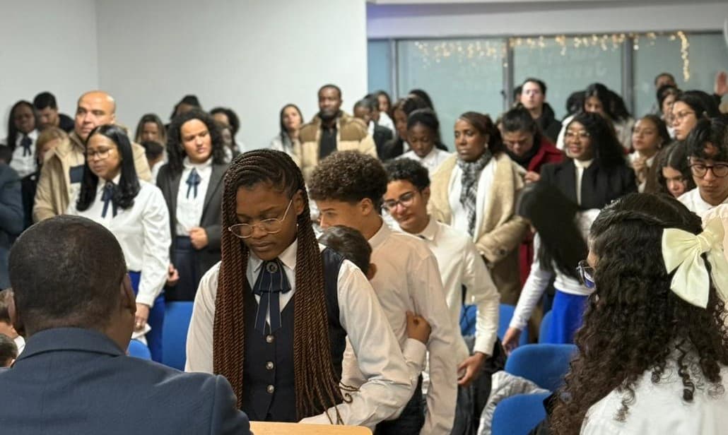 Comunidade multicultural reunida em adoração